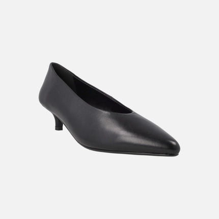 Black leather pumps with 4 cm kitten heels