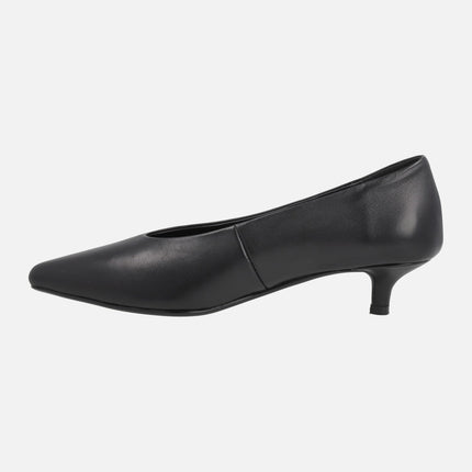 Black leather pumps with 4 cm kitten heels