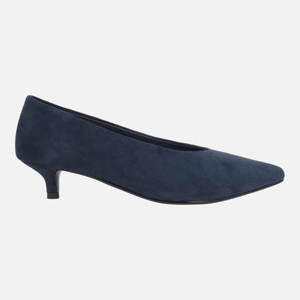 Salones de ante con tacón bajo estilo kitten