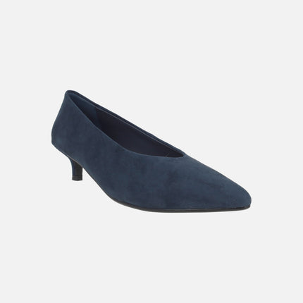 Salones de ante con tacón bajo estilo kitten