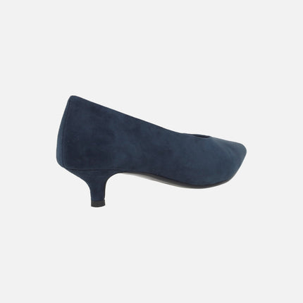 Salones de ante con tacón bajo estilo kitten
