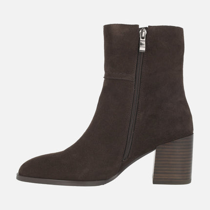 Botines marrones de ante con tacones altos y detalle de costuras