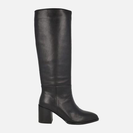 Botas negras de piel con caña alta y tacones anchos