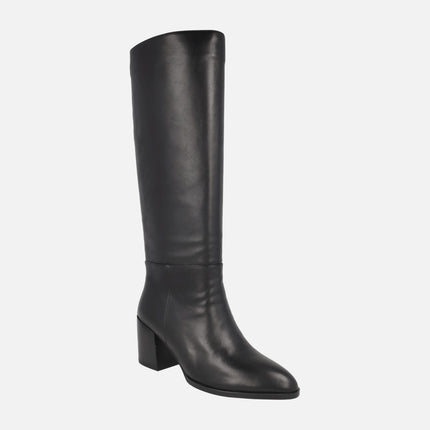 Botas negras de piel con caña alta y tacones anchos