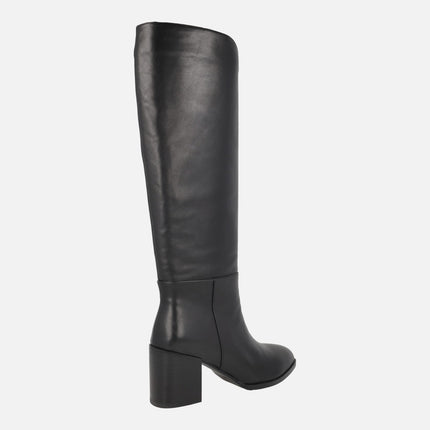 Botas negras de piel con caña alta y tacones anchos