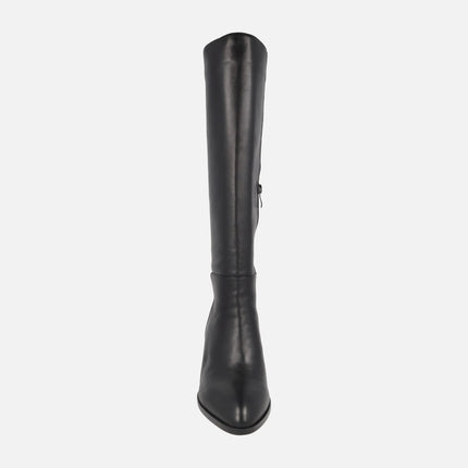 Botas negras de piel con caña alta y tacones anchos