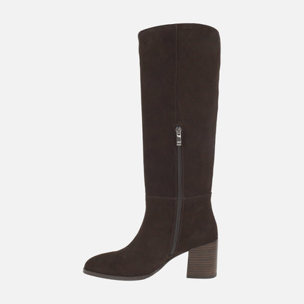 Botas altas en serraje marrón con tacones anchos