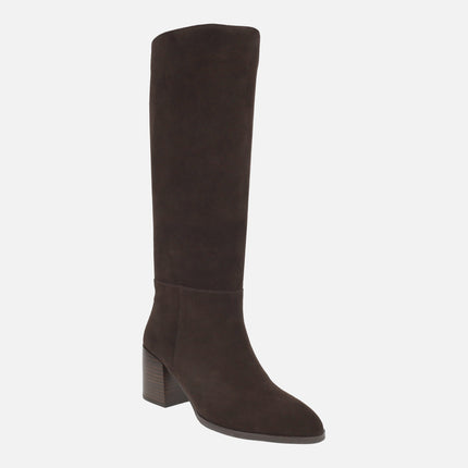 Botas altas en serraje marrón con tacones anchos