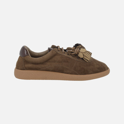 Zapatos deportivos para mujer en ante marrón con pompones y borlas