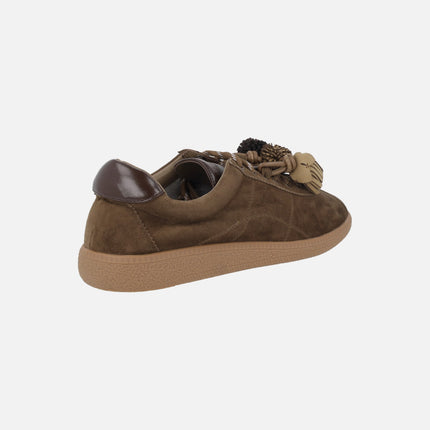 Zapatos deportivos para mujer en ante marrón con pompones y borlas