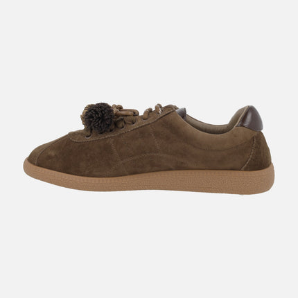 Zapatos deportivos para mujer en ante marrón con pompones y borlas