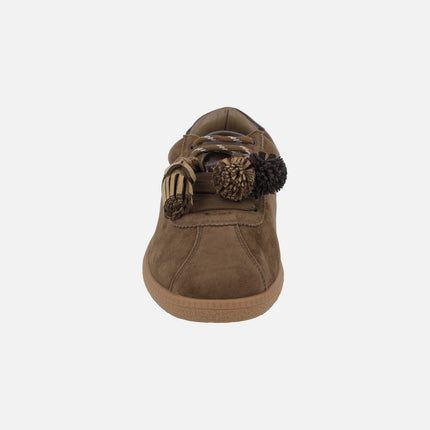 Zapatos deportivos para mujer en ante marrón con pompones y borlas