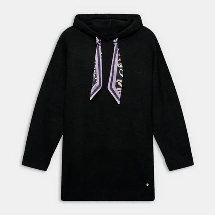 Vestido negro de punto con capucha y lazos