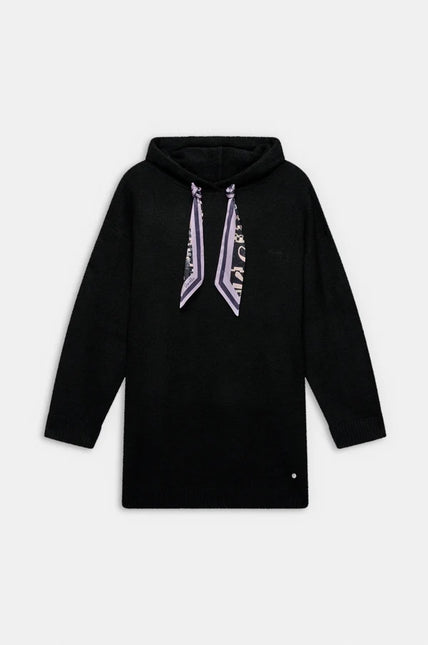 Vestido negro de punto con capucha y lazos