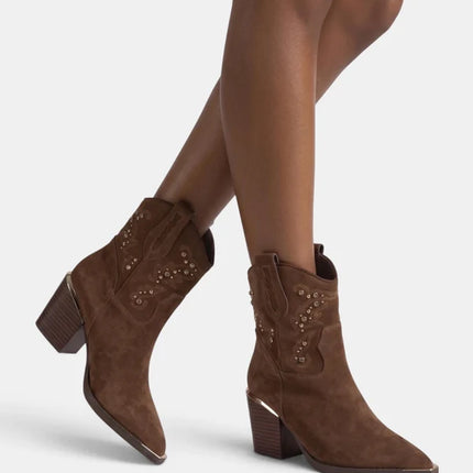 Botines de ante marrón estilo cowboy con punta metalizada y tachas