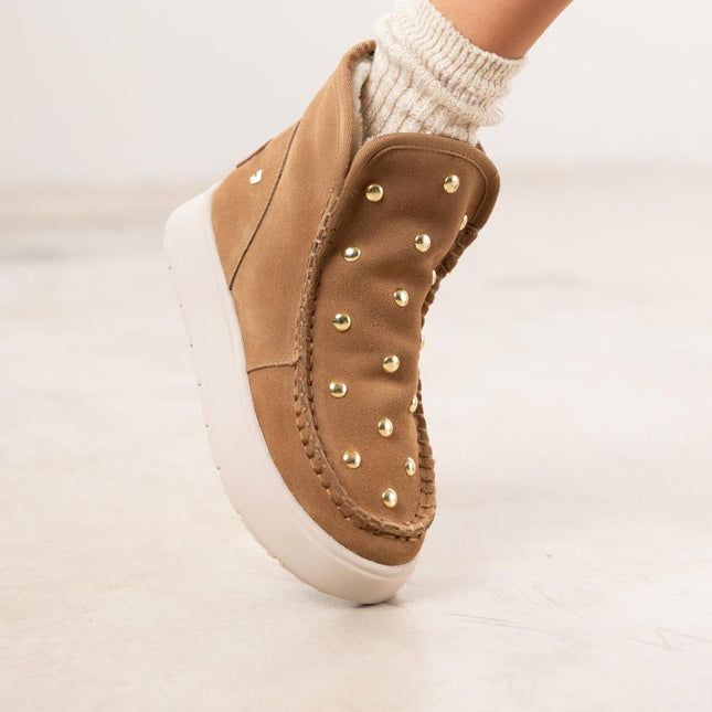 Botas australianas en serraje cuero con tachas doradas