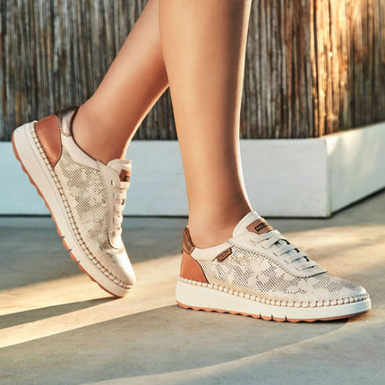 Zapatillas deportivas de piel Arenas con troquelados y cordones elásticos