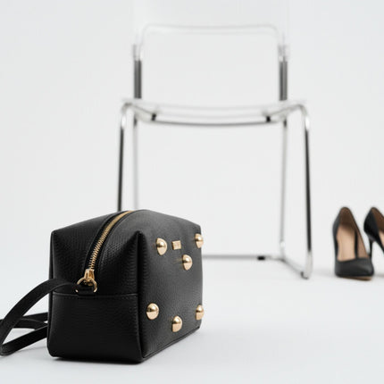 Bolsos bandolera de color negro con tachuelas doradas