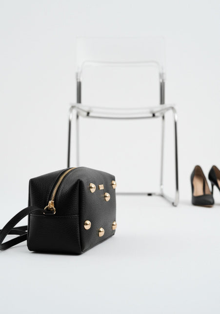 Bolsos bandolera de color negro con tachuelas doradas