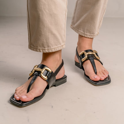 Flat finger sandals with rita metal ornament