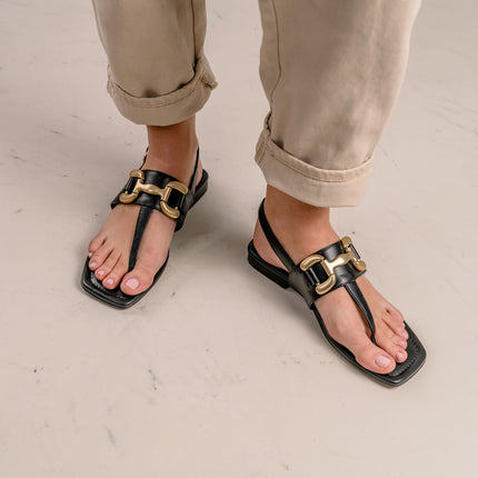 Flat finger sandals with rita metal ornament