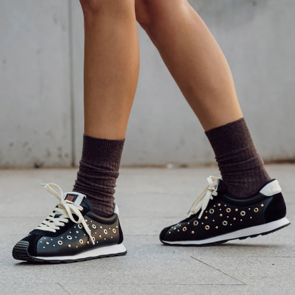 Zapatillas deportivas Inara en piel negra con tachas
