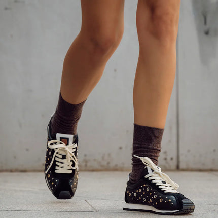 Zapatillas deportivas Inara en piel negra con tachas