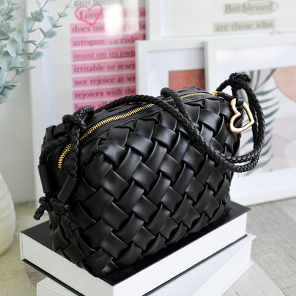 Bolsos negros trenzados con adorno de corazón dorado