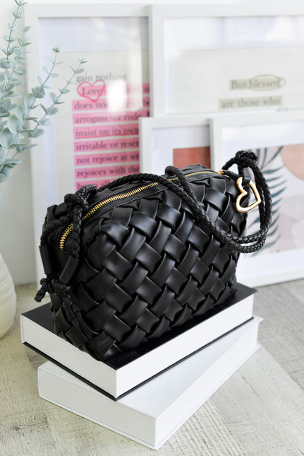 Bolsos negros trenzados con adorno de corazón dorado