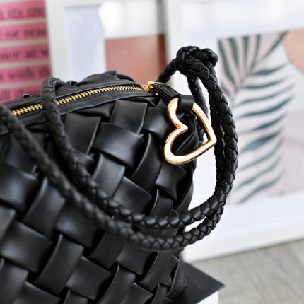 Bolsos negros trenzados con adorno de corazón dorado