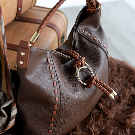 Bolsos para hombro en piel vegana marrón con detalle de pespuntes