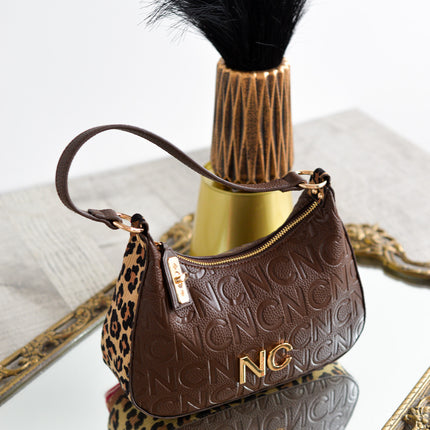 Bolsos estilo góndola en marrón con letras en relieve y animal print