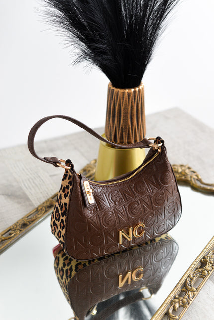 Bolsos estilo góndola en marrón con letras en relieve y animal print