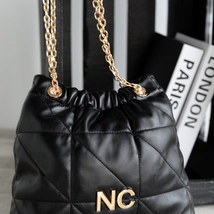 Bolsos tipo saco en acolchado negro con cadena