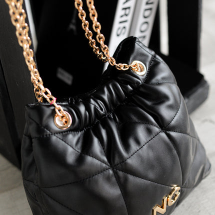 Bolsos tipo saco en acolchado negro con cadena