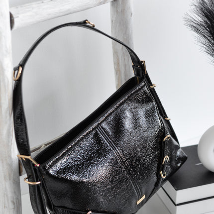 Bolsos para hombro en charol negro con detalle de hebillas
