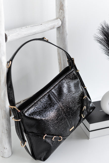 Bolsos para hombro en charol negro con detalle de hebillas