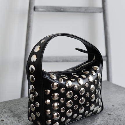 Bolsos bandolera en negro con tachas plateadas