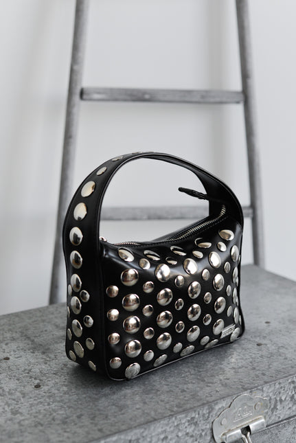 Bolsos bandolera en negro con tachas plateadas