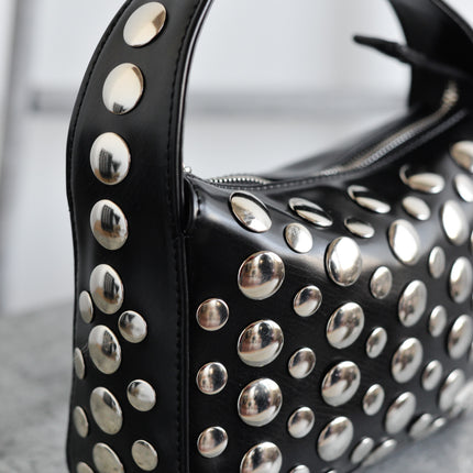 Bolsos bandolera en negro con tachas plateadas