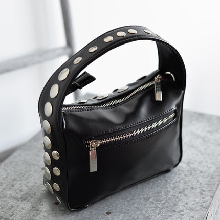 Bolsos bandolera en negro con tachas plateadas