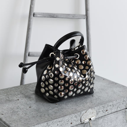 Bolsos bombonera en negro con tachas grandes plateadas