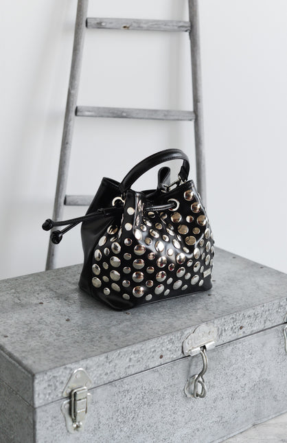 Bolsos bombonera en negro con tachas grandes plateadas