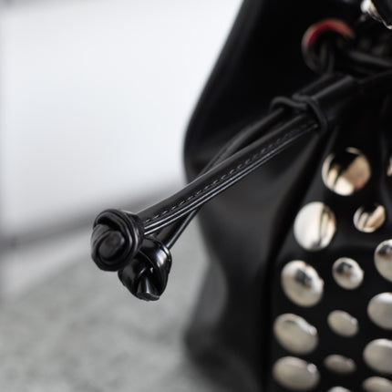 Bolsos bombonera en negro con tachas grandes plateadas