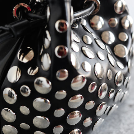 Bolsos bombonera en negro con tachas grandes plateadas