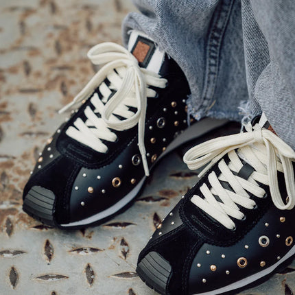 Zapatillas deportivas Inara en piel negra con tachas