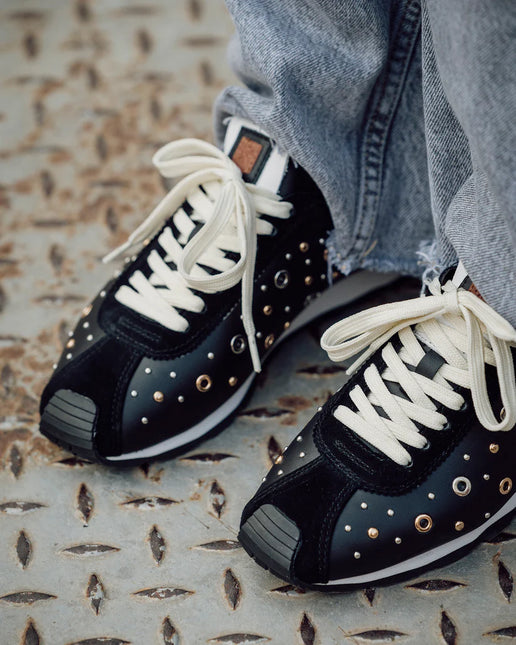 Zapatillas deportivas Inara en piel negra con tachas