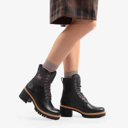 Padma heeled boots in black leather with laces and fur lining