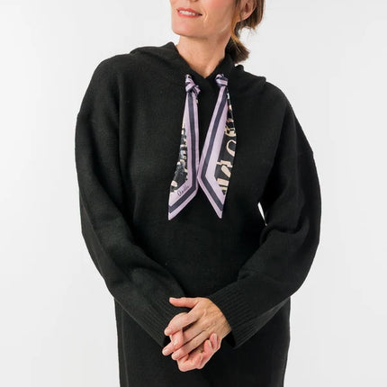 Vestido negro de punto con capucha y lazos