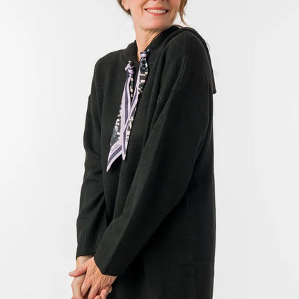 Vestido negro de punto con capucha y lazos